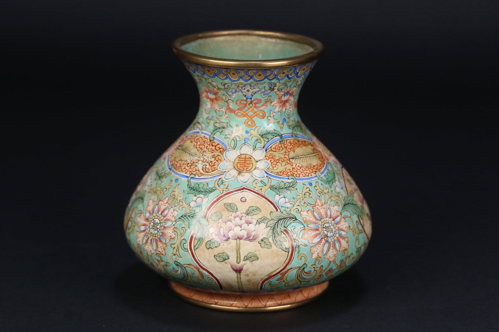 An Exquisite Bronze Painted Enamel Bats and Peach Pattern Flower Pattern Vase: An Exquisite Bronze Painted Enamel Bats and Peach Pattern Flower Pattern Vase Qing Dynasty, China Qianlong Four-character Mark Size:3.7inx3.7in Weight:235g铜画珐琅缠ĉ