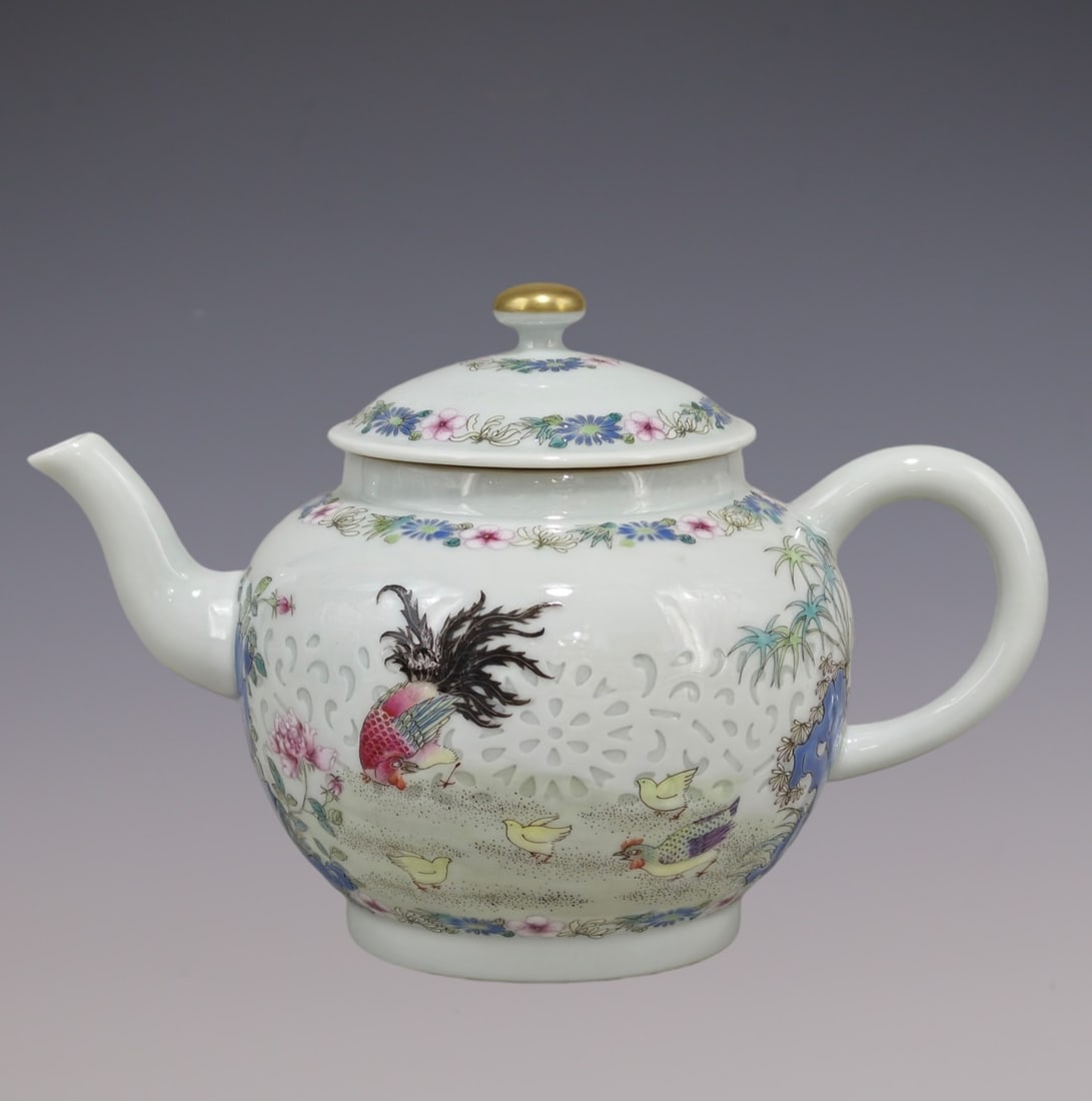 An Exquisite Famille-Rose Flower and Bird Pattern Teapot: An Exquisite Famille-Rose Flower and Bird Pattern Teapot Qing Dynasty, China Qianlong Six-character Mark Size:4.7inx7.1in粉玲珑粉彩大吉大利纹