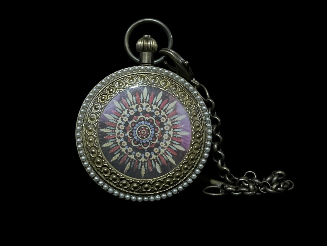 An Exquisite Bronze Pocket watch: An Exquisite Bronze Pocket watch Size:2.2in铜怀表 Size:5.5cm