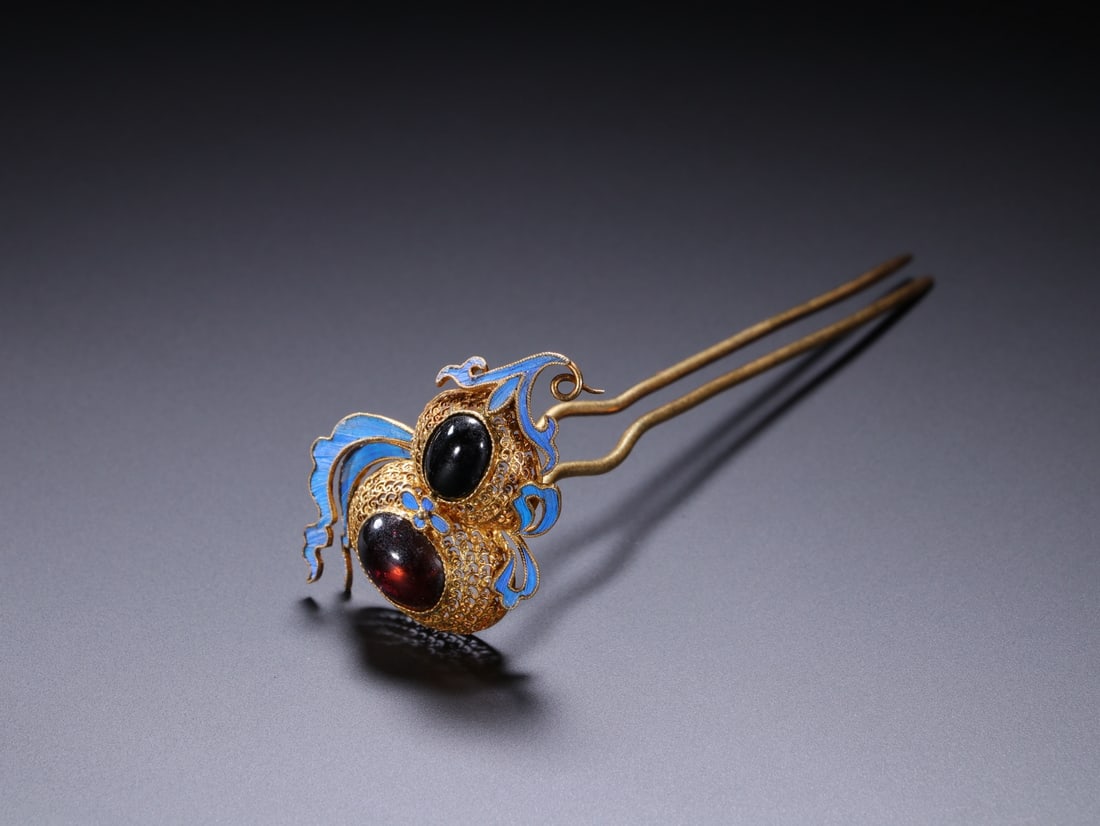 An Exquisite Gilt Silver Inlaid Gems Gourd-Shaped Hairpin: An Exquisite Gilt Silver Inlaid Gems Gourd-Shaped Hairpin Qing Dynasty, China Size:1.4inx3.5in银鎏金葫芦嵌百宝簪 中国清代 