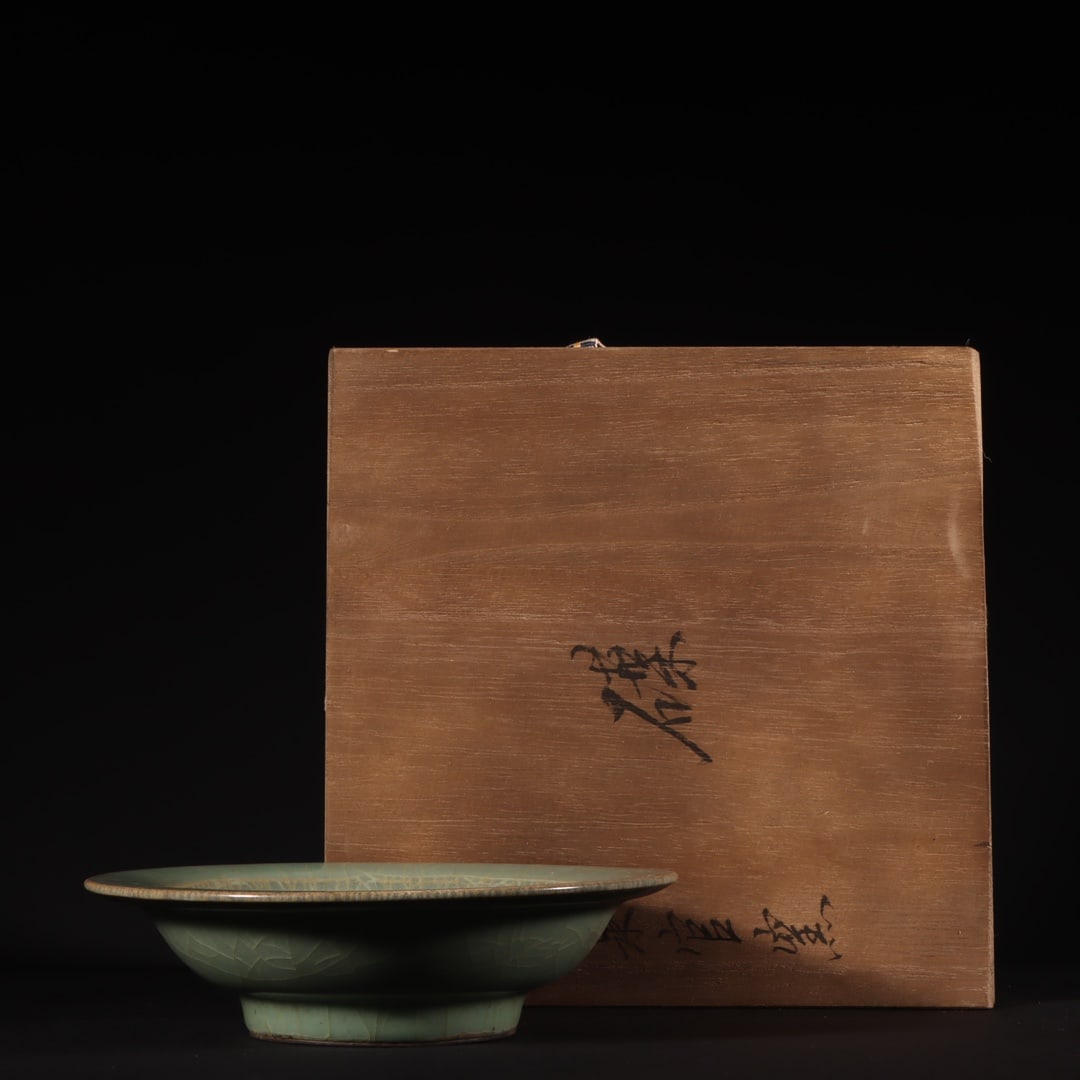An Exquisite Guan yao Celadon Glazed Plate: An Exquisite Guan yao Celadon Glazed Plate Song Dynasty, China Size:1.6inx6.3in龙泉官窑青釉盘 中国宋代 Size:4cmx16cm