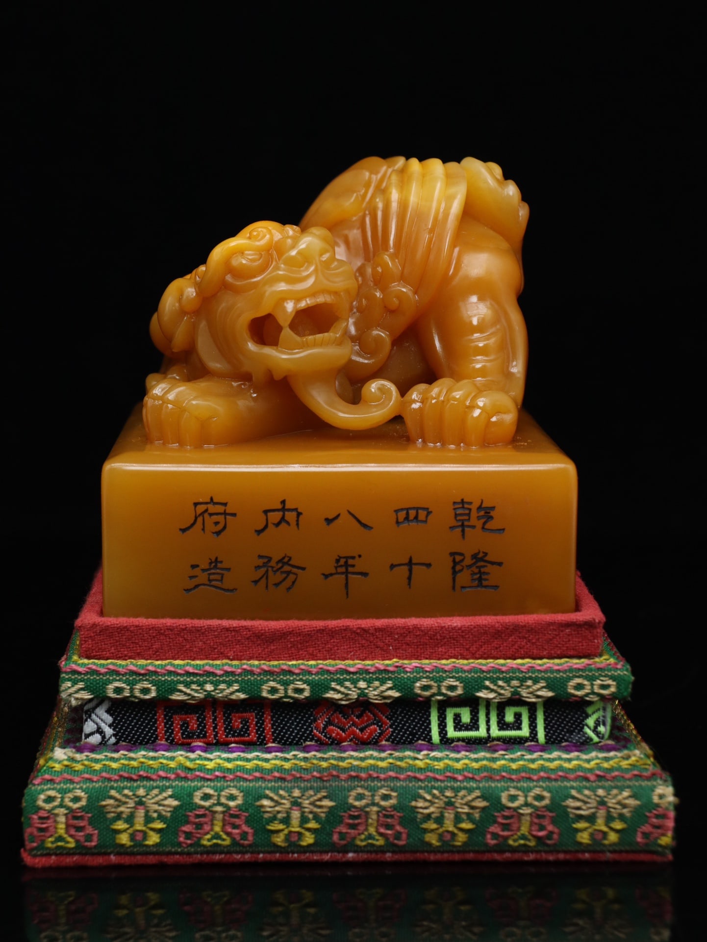 An Exquisite Tianhuang Stone Auspicious Beast Seal Ornament: An Exquisite Tianhuang Stone Auspicious Beast Seal Ornament Qing Dynasty, China Size:3.3inx3.3inx3.3in Weight:801g田黄石瑞兽印章摆件 中Þ