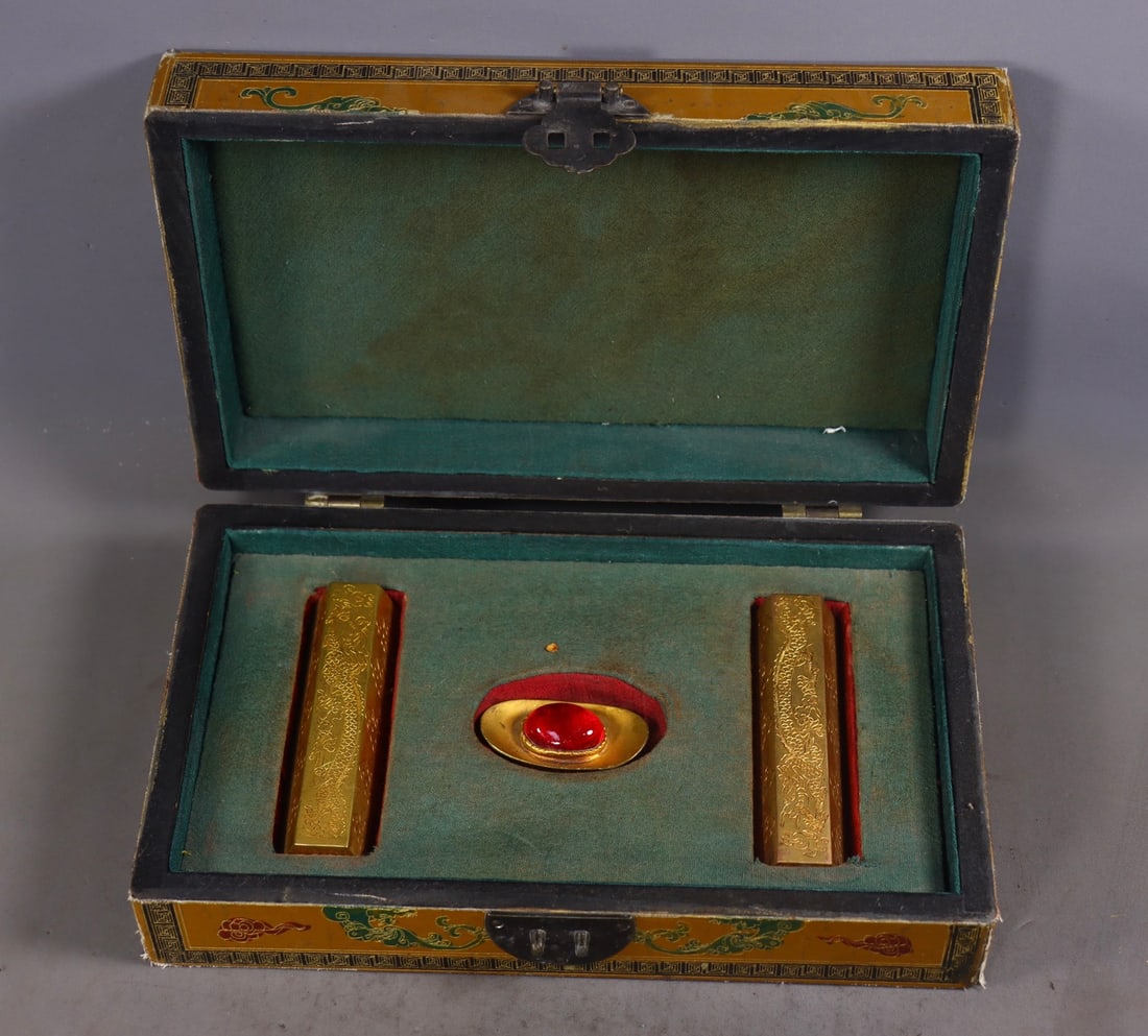 A Set of Fine Gilt Bronze Inlaid Gems Sycee Ornament: A Set of Fine Gilt Bronze Inlaid Gems Sycee Ornament Qing Dynasty, China Size:68.9inx3.9inx1.2in Size:1.2inx2inx1.2in Weight:773g铜鎏金金砖元宝一盒