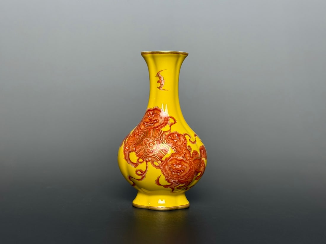 An Exquisite Iron-Red Painted Gold Lion Pattern Vase: An Exquisite Iron-Red Painted Gold Lion Pattern Vase Qing Dynasty, China Qianlong Four-character Mark Size:4.2inx2.5in黄地矾红描金狮子滚绣&#