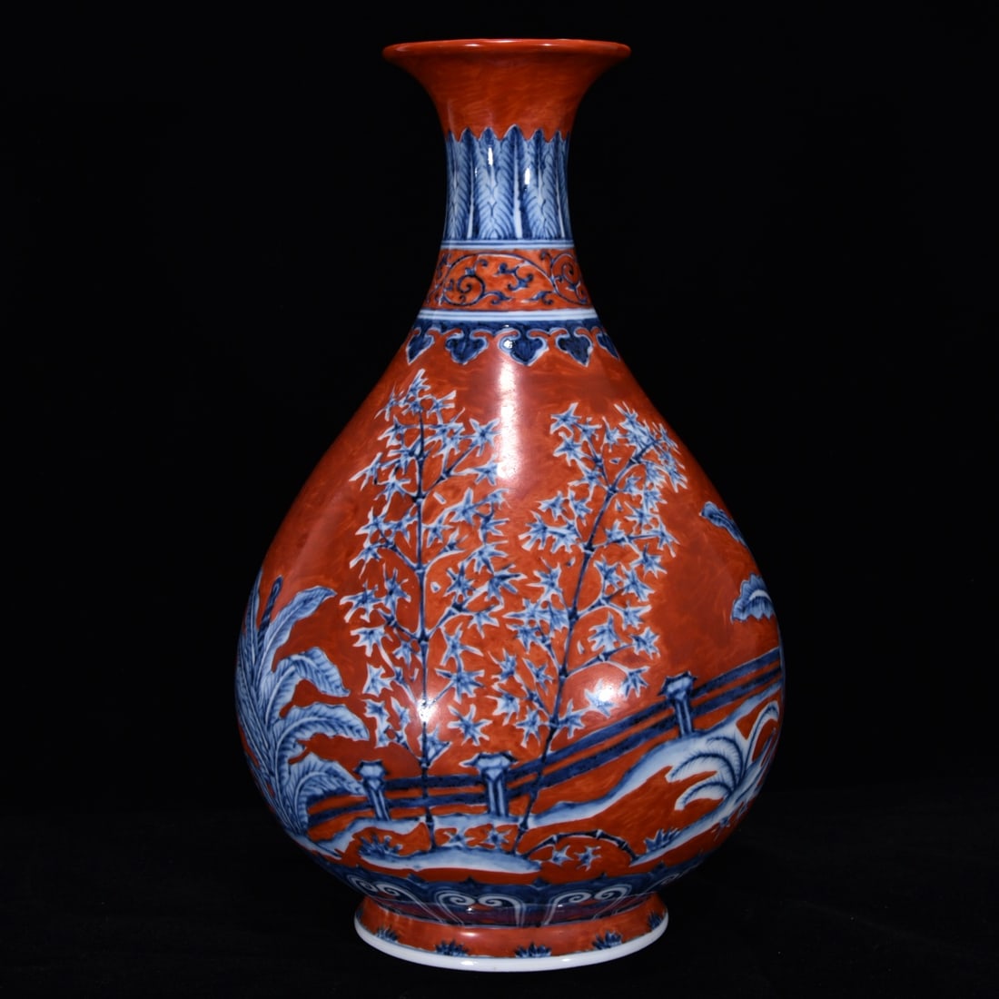 An Exquisite Blue and White Iron-Red Flower Pattern Vase: An Exquisite Blue and White Iron-Red Flower Pattern Vase Ming Dynasty, China Size:32.cmx19.cm青花矾红竹石礁叶玉壶春瓶 中&#