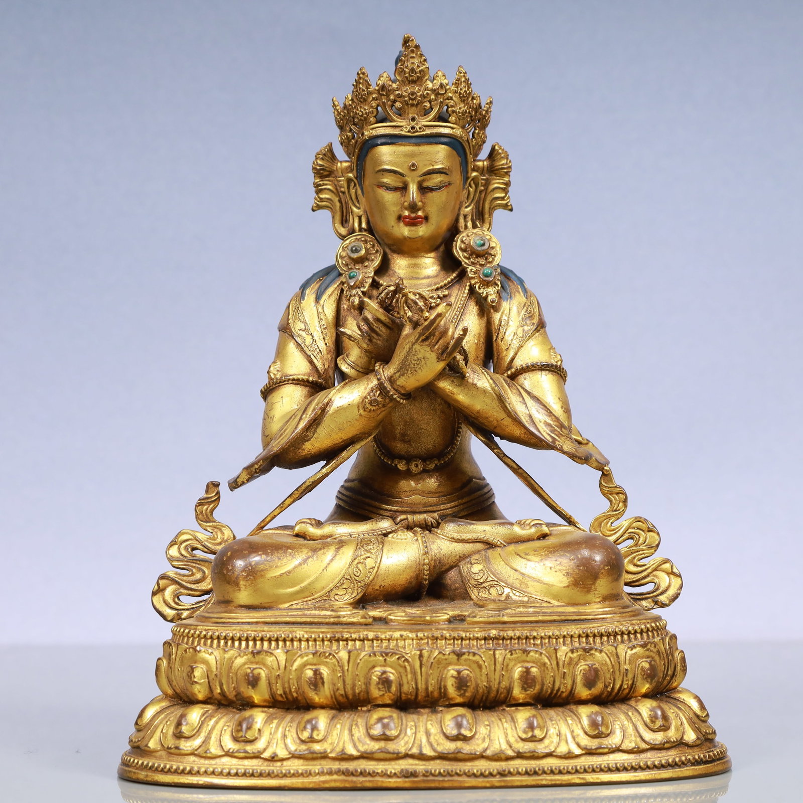 An Exquisite Gilt Bronze Statue of Vajrasattva: An Exquisite Gilt Bronze Statue of Vajrasattva Qing Dynasty, China Size:7.1inx4.7inx9.8in Weight:1700g铜鎏金金刚萨陲佛像 中国清&