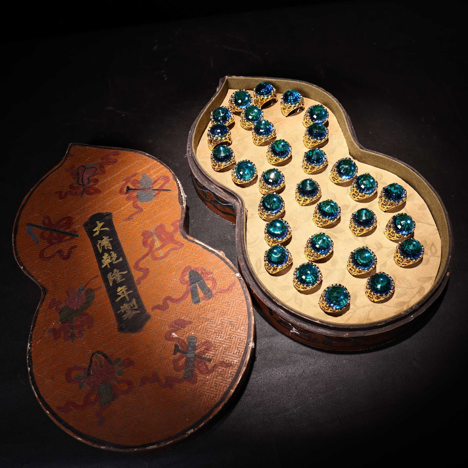 A Set of Fine Gilt Bronze Inlaid Gems Ring: A Set of Fine Gilt Bronze Inlaid Gems Ring Qing Dynasty, China Qianlong Four-character Mark Diameter Size:0.8in Weight:22g蓝色钻石宝石戒指一௡