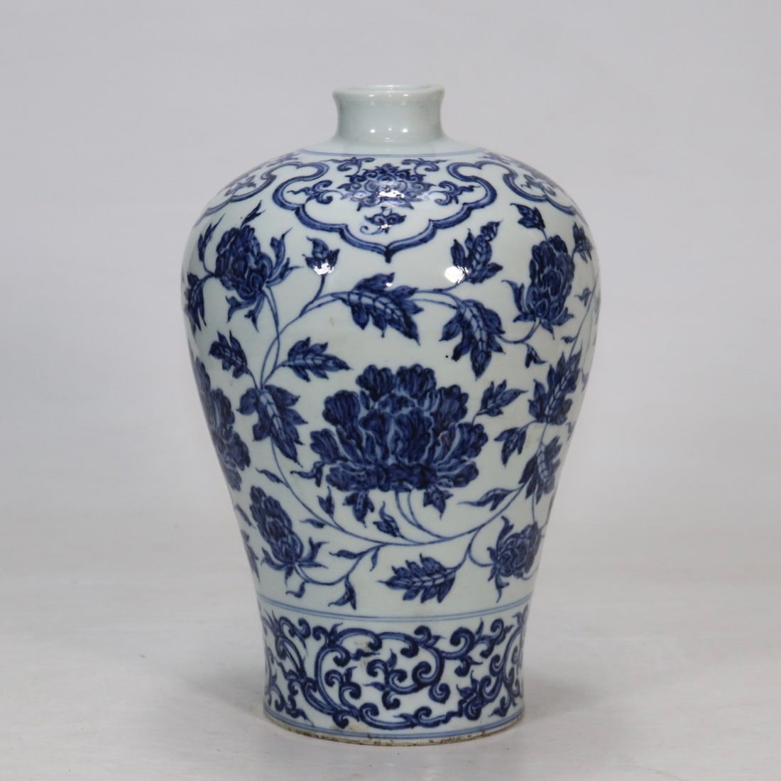 An Exquisite Blue and White Lotus Pattern Vase: An Exquisite Blue and White Lotus Pattern Vase Ming Dynasty, China Size:11in青花牡丹纹梅瓶 中国明代 Size:28cm