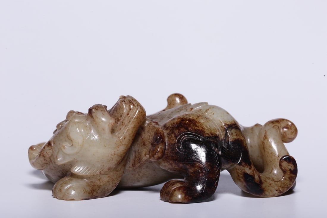 A Exquisite Hotan Jade Dragon Ornament: A Exquisite Hotan Jade Dragon Ornament,Han Dynasty, China,Size:1.6inx4.3inx2.4in ,Weight:264g 和田玉龙摆件,中国汉代