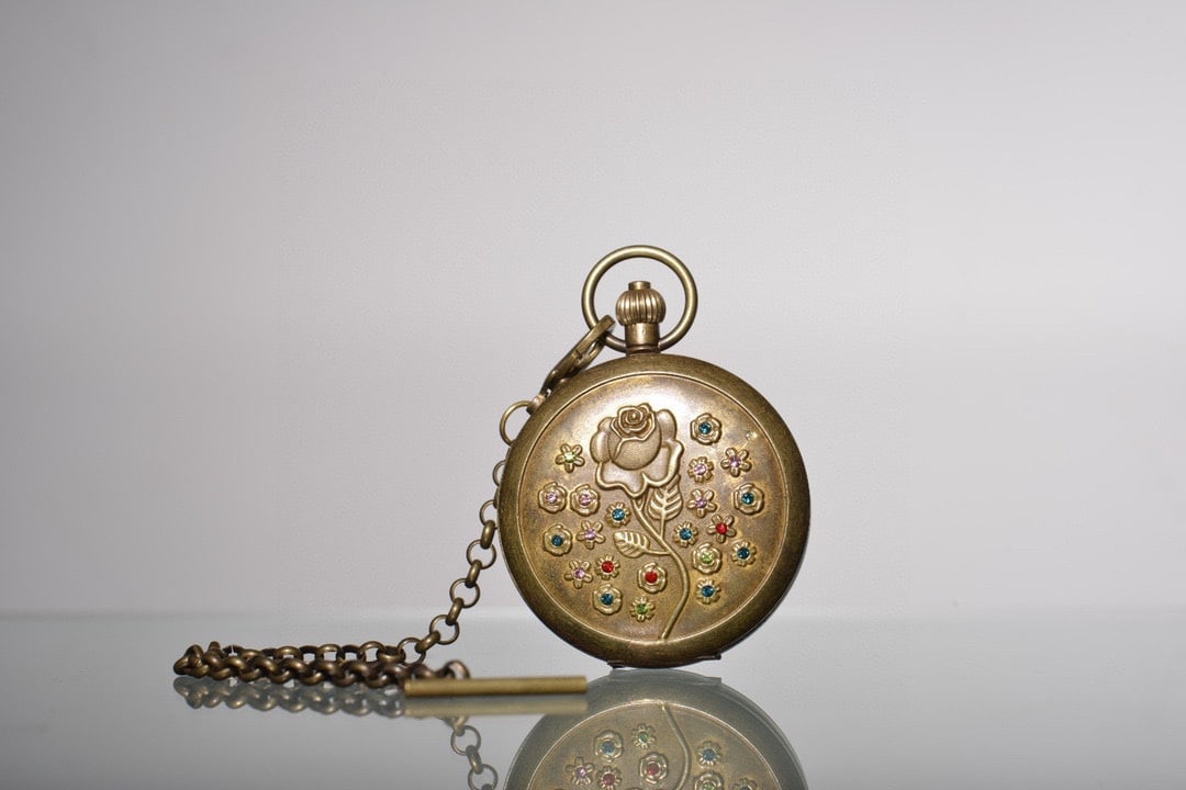 A Exquisite Gilt Bronze Inlaid Gems Rose Flower Pattern Pocket Watch: A Exquisite Gilt Bronze Inlaid Gems Rose Flower Pattern Pocket Watch,Republic of China,Size:2.2in 铜鎏金嵌宝石玫瑰花纹怀表,Ĕ