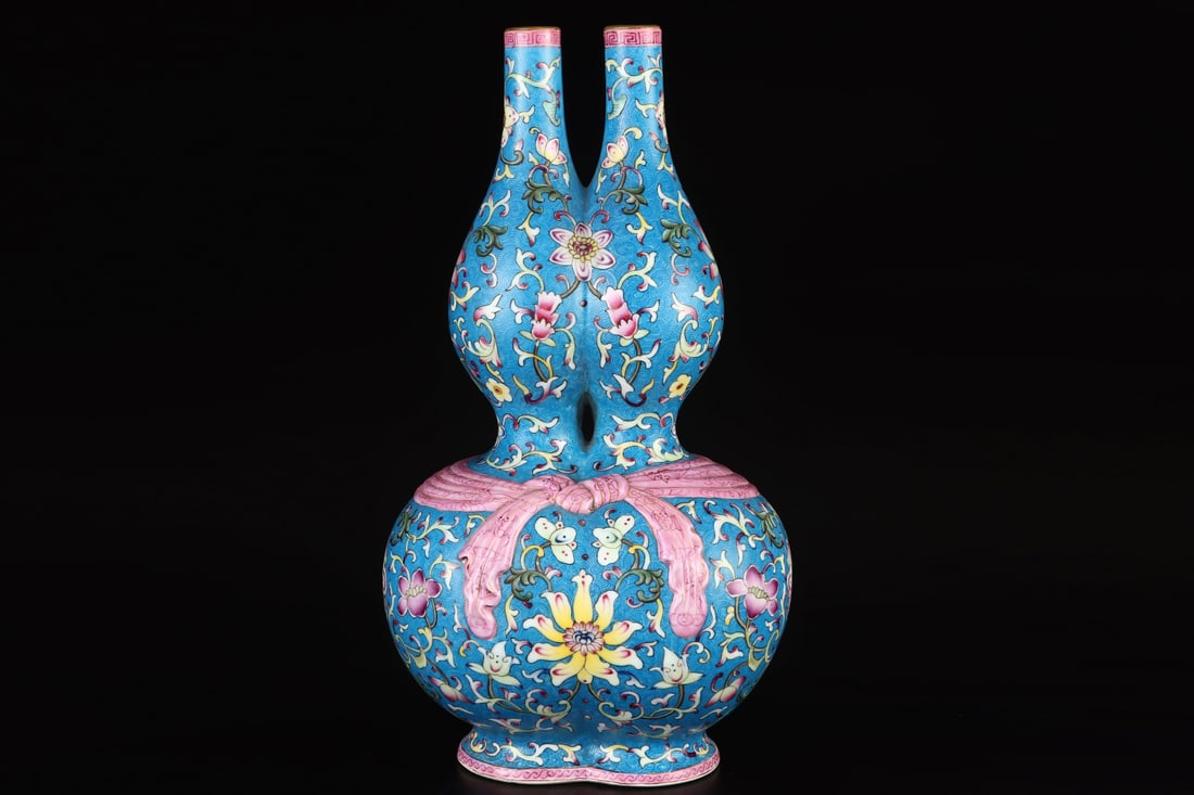 A Exquisite Enamel Lotus Pattern Gourd Vase: A Exquisite Enamel Lotus Pattern Gourd Vase,Qing Dynasty, China,Qianlong Six-character Mark,Size:14.2inx8in 珐琅彩缠枝莲纹葫芦瓶,中