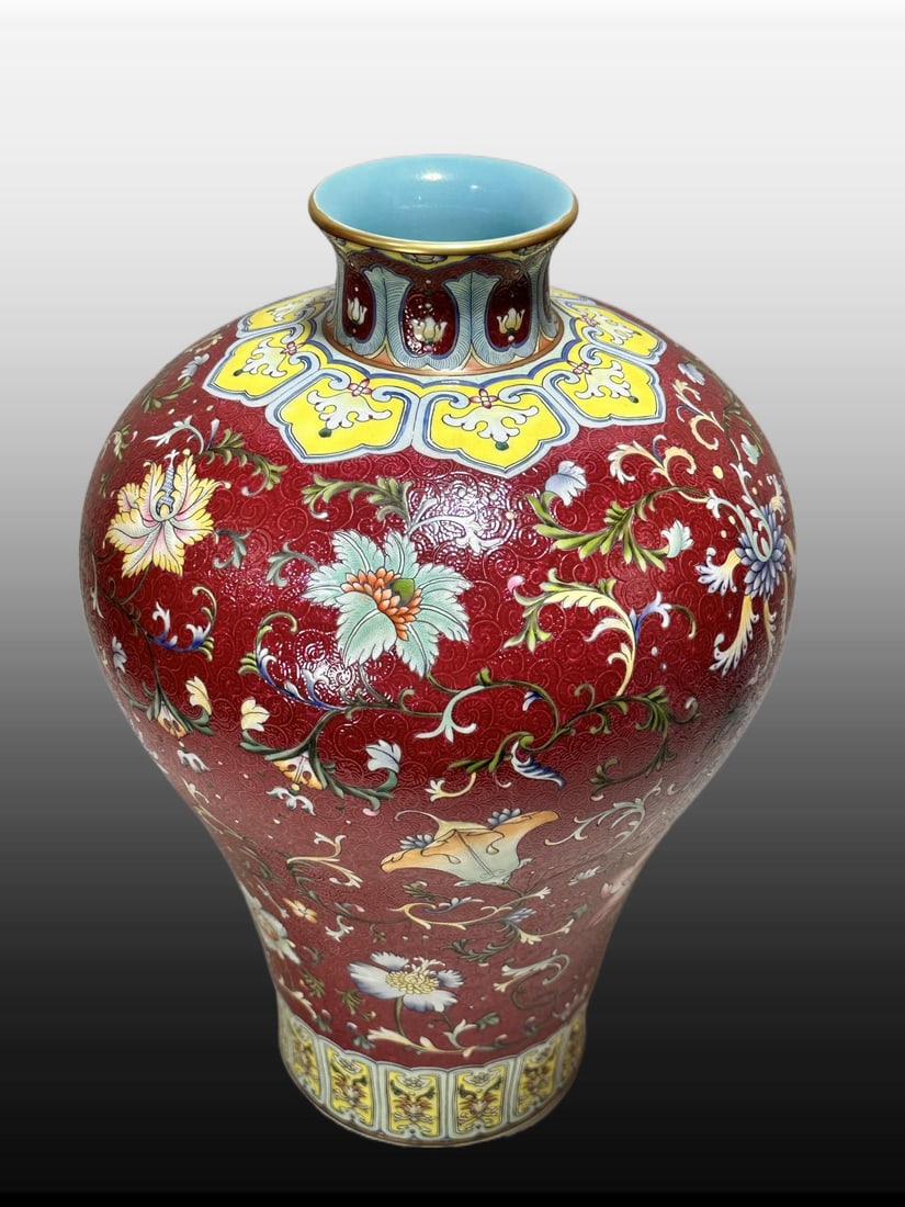 A Exquisite Ruby Red-Glazed Ground Lotus Pattern Vase - 10