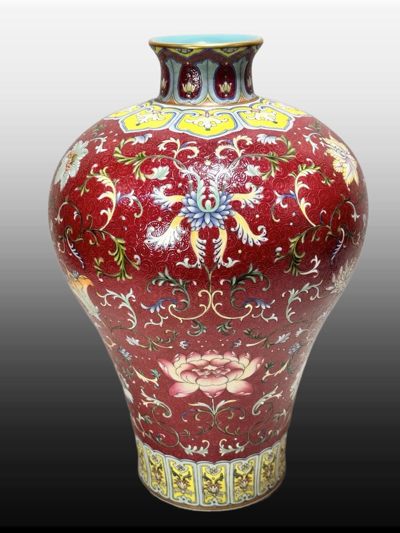 A Exquisite Ruby Red-Glazed Ground Lotus Pattern Vase - 2