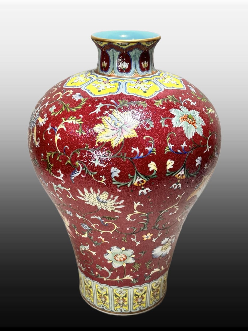 A Exquisite Ruby Red-Glazed Ground Lotus Pattern Vase - 3