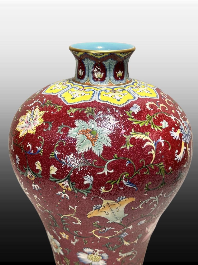 A Exquisite Ruby Red-Glazed Ground Lotus Pattern Vase - 4