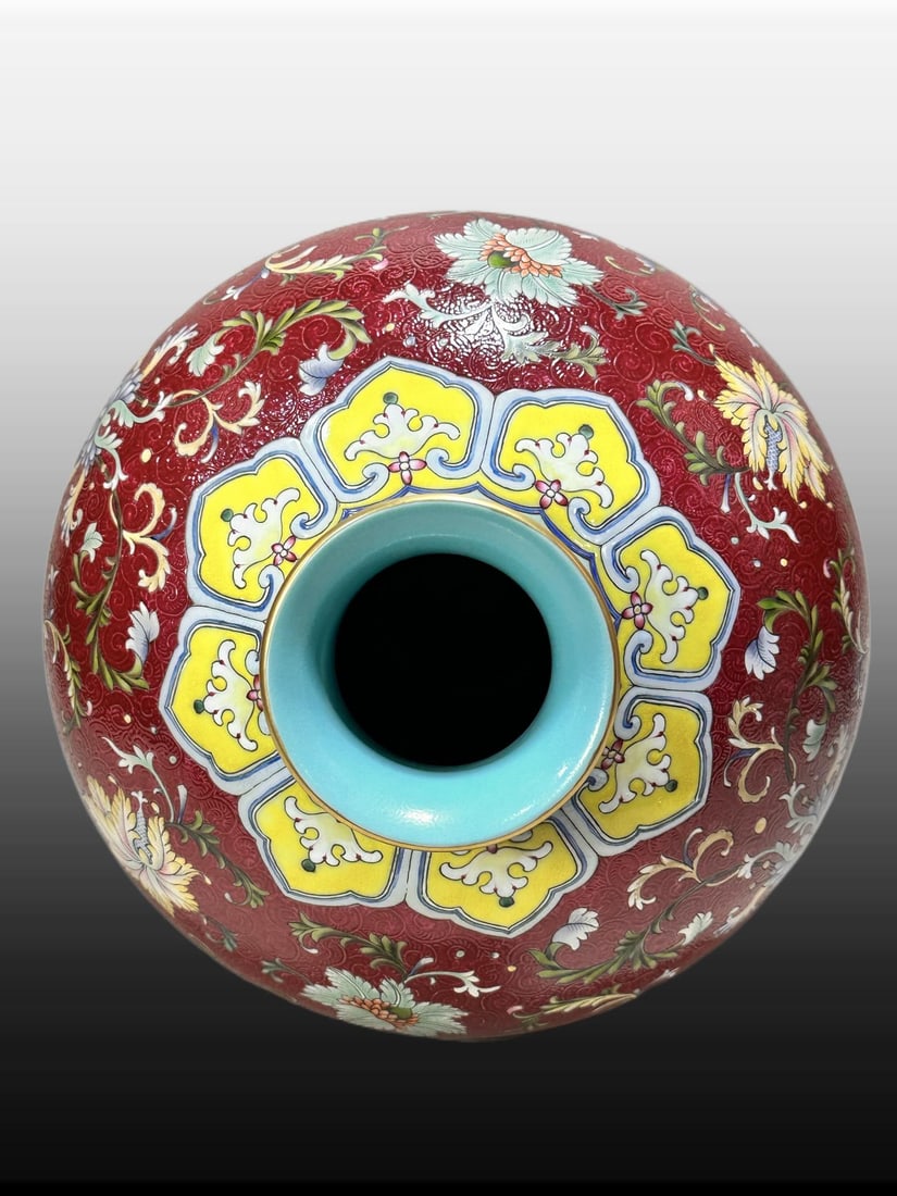 A Exquisite Ruby Red-Glazed Ground Lotus Pattern Vase - 5