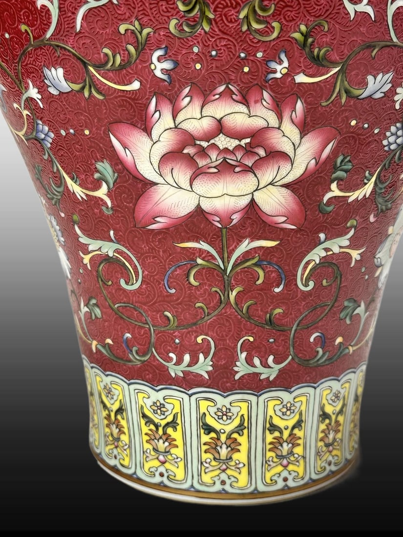 A Exquisite Ruby Red-Glazed Ground Lotus Pattern Vase - 6