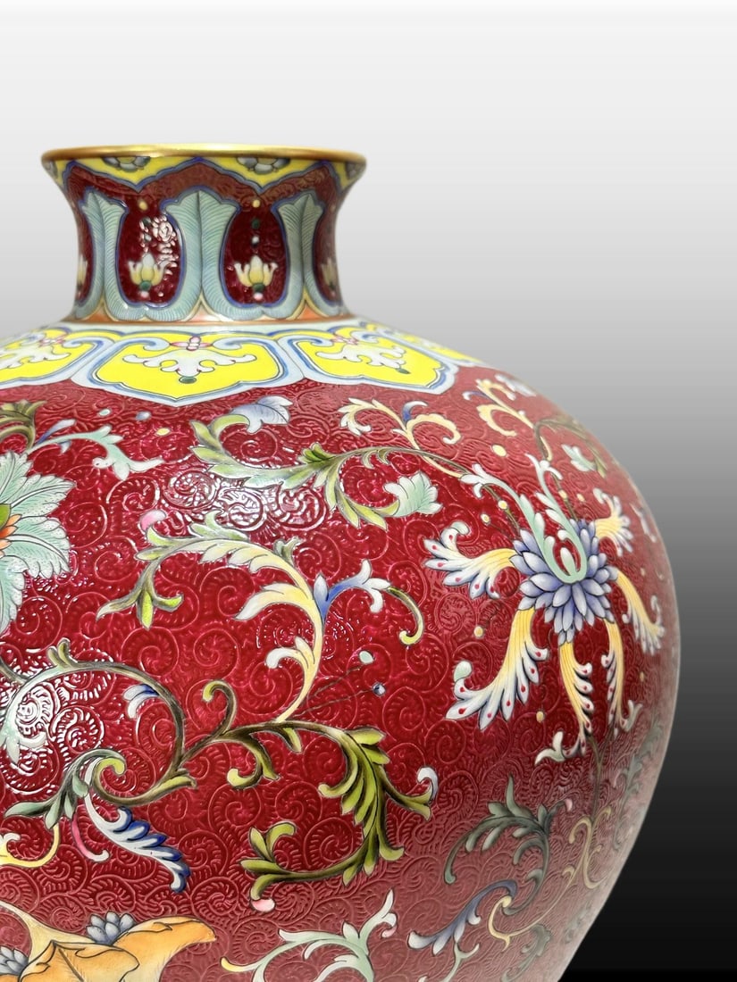 A Exquisite Ruby Red-Glazed Ground Lotus Pattern Vase - 8