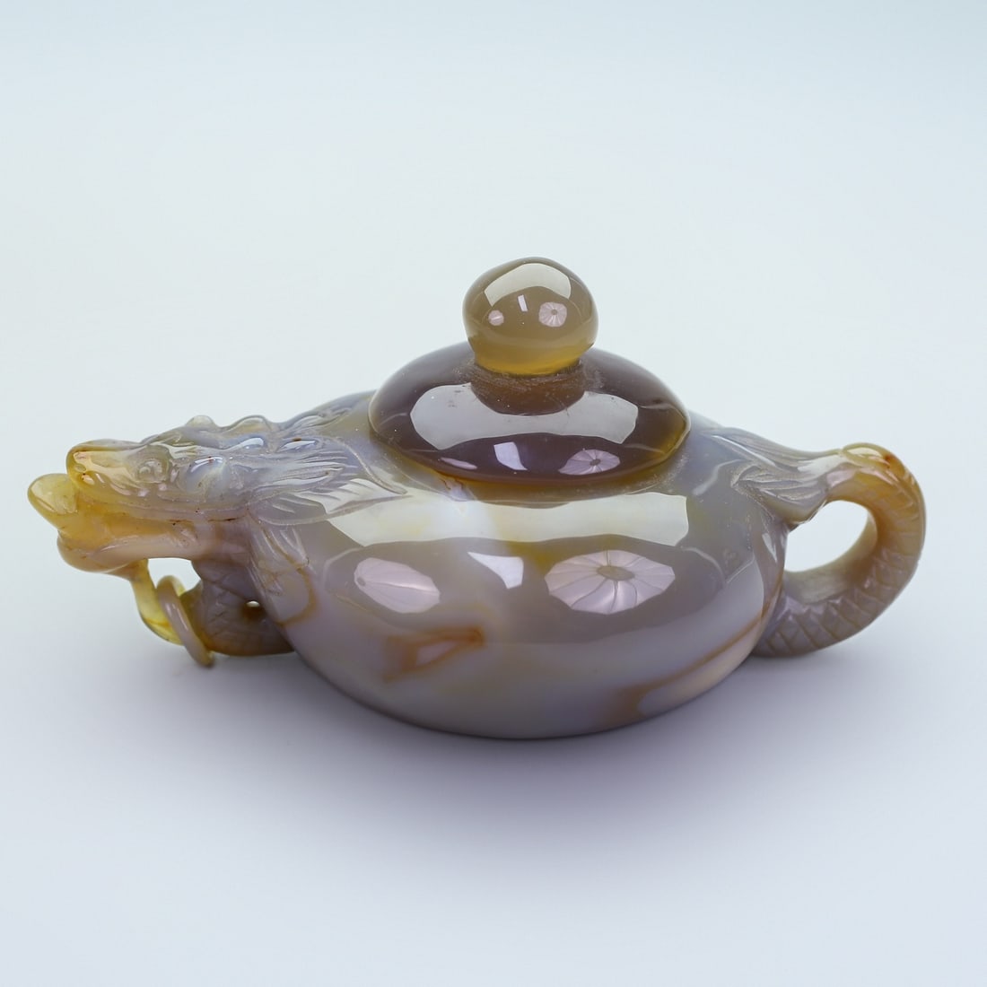 A Exquisite Agate Dragon Head Bottle: A Exquisite Agate Dragon Head Bottle,Qing Dynasty, China,Size:6.7inx3.9inx3.5in ,Weight:470g 玛瑙龙首壶,中国清代