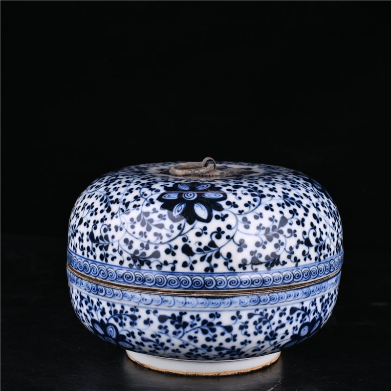 A Exquisite Blue and White Lotus Pattern Box: A Exquisite Blue and White Lotus Pattern Box,Qing Dynasty, China,Size:4.9inx6.9in 青花缠枝莲纹盒,中国清代