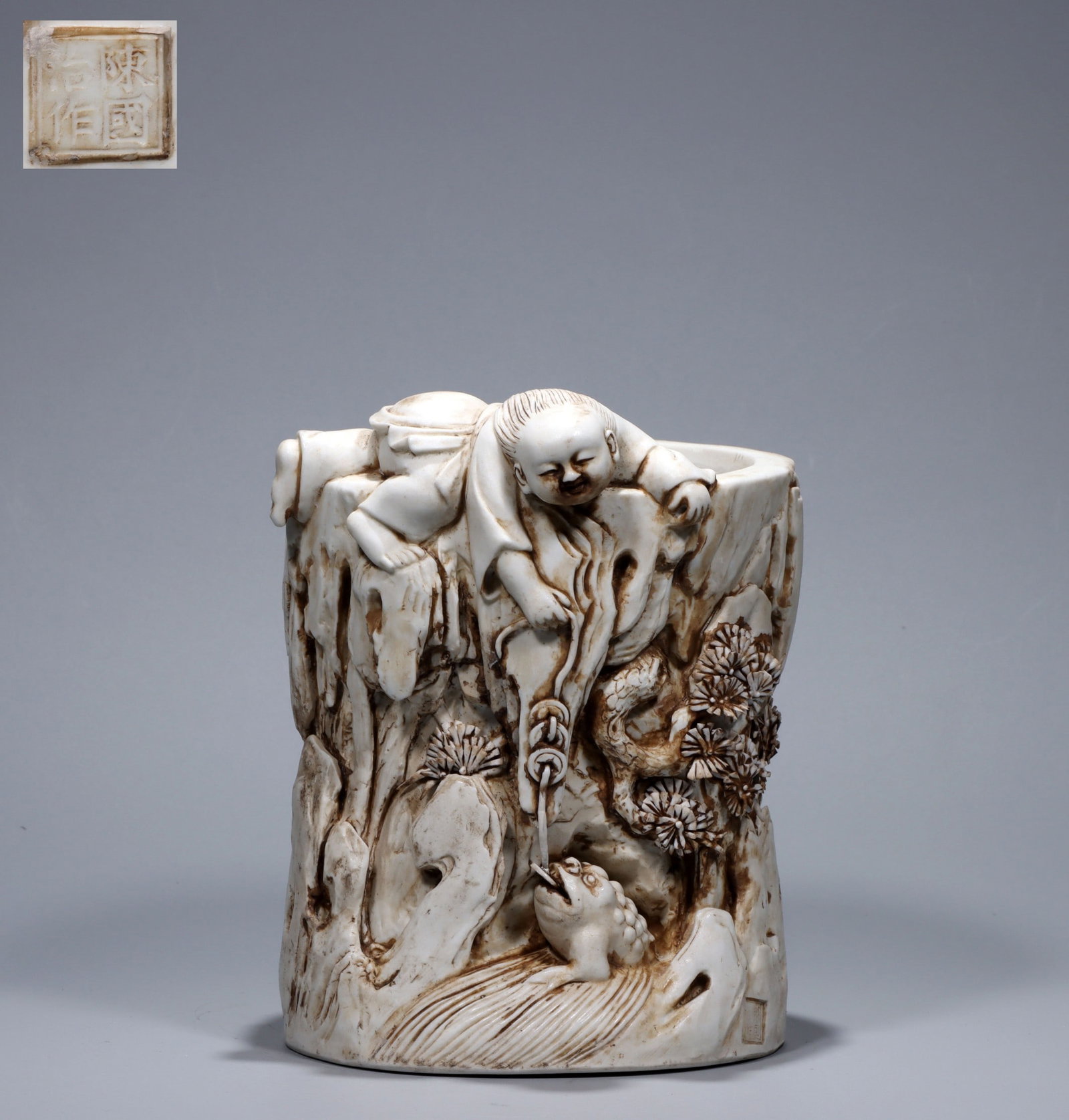 A Exquisite White Glaze Figures Pattern Brush Pot: A Exquisite White Glaze Figures Pattern Brush Pot,Qing Dynasty, China,With Mark,Size:7.7inx5.7in,Weight:2090g 白釉人物纹笔筒,中国清代,
