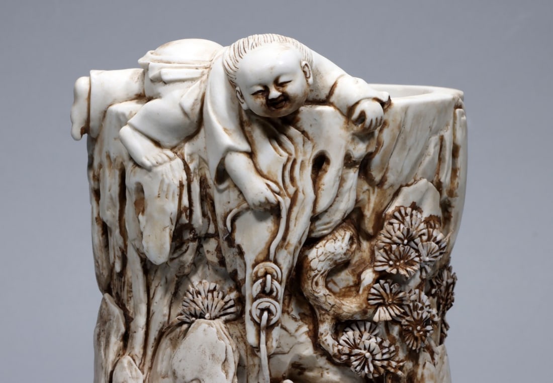 A Exquisite White Glaze Figures Pattern Brush Pot - 4