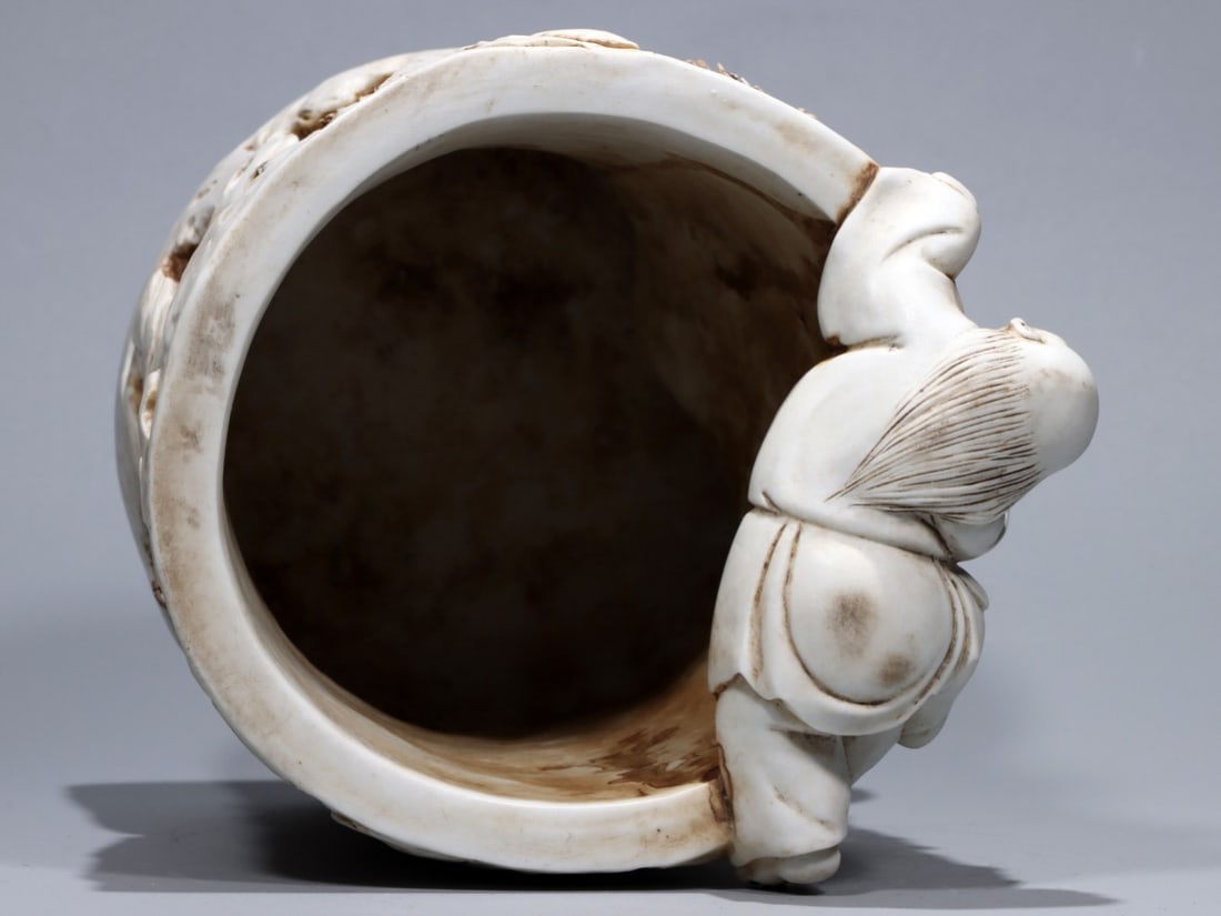 A Exquisite White Glaze Figures Pattern Brush Pot - 7