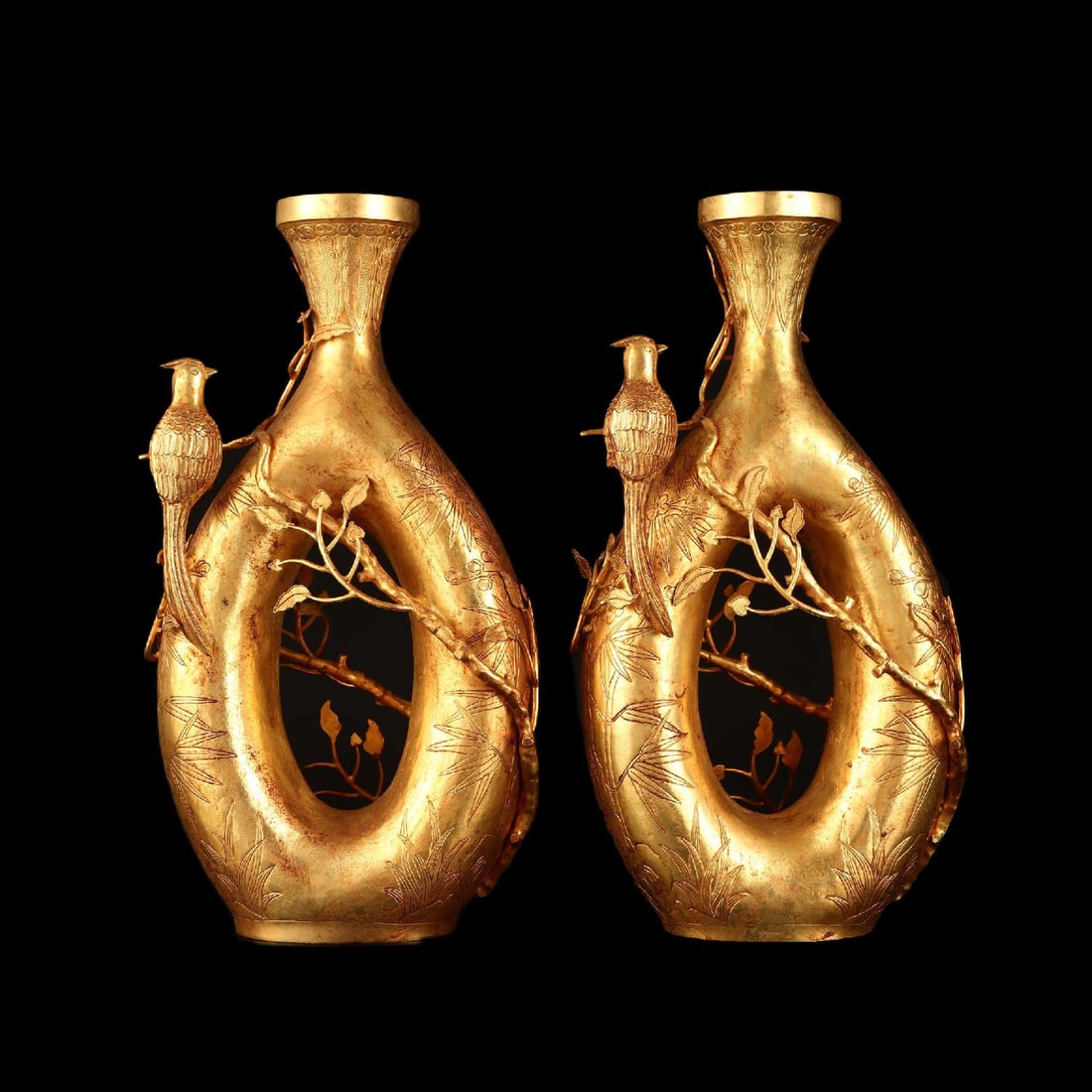 A Exquisite Gilt Bronze Flower and Bird Pattern Vase: A Exquisite Gilt Bronze Flower and Bird Pattern Vase,Qing Dynasty, China,Qianlong Four-character Mark,Size:7.1inx5.9inx13in,Weight:1900g 铜鎏金花鸟纹瓶,ߑ
