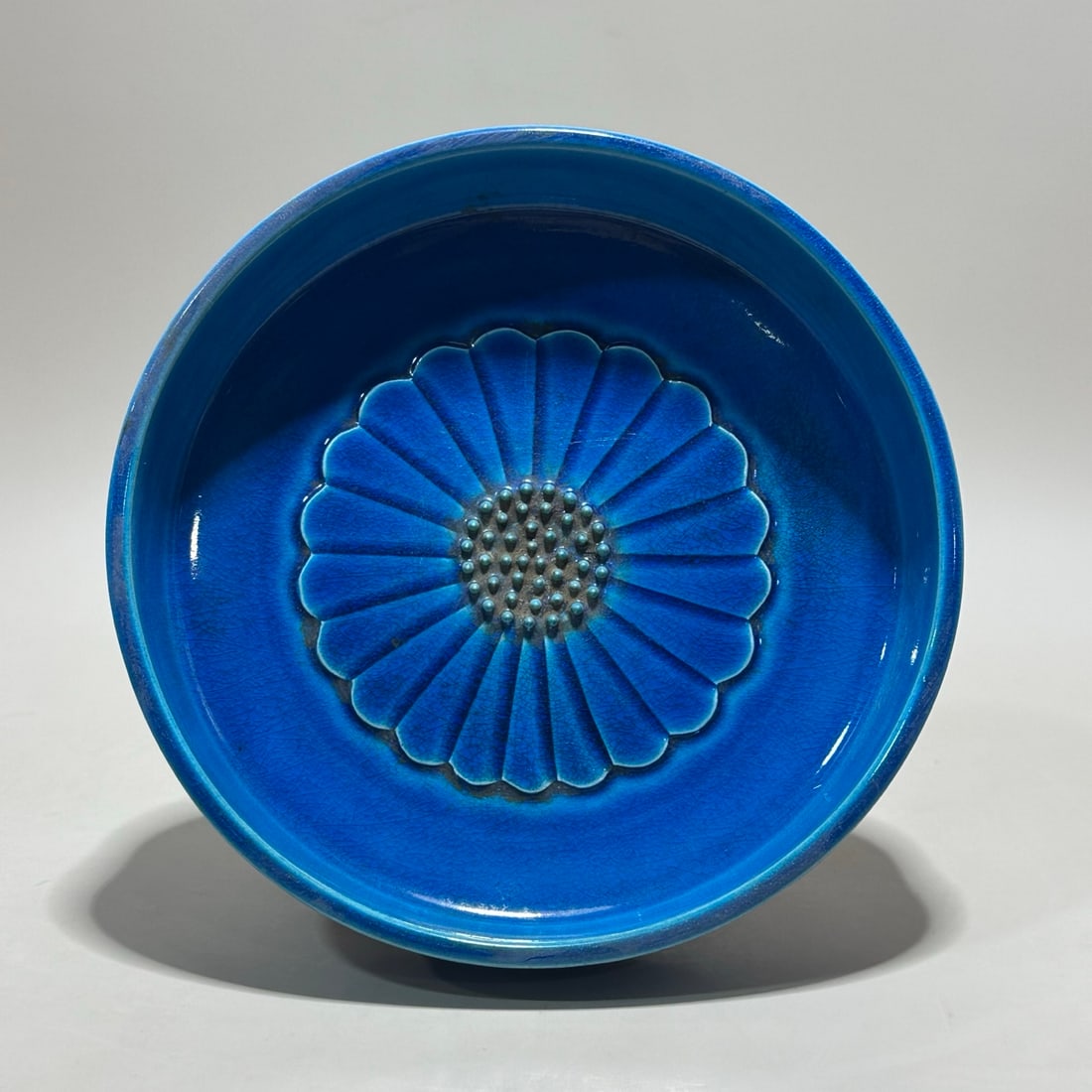 A Exquisite Peacock Blue Glazed Flower Pattern Plate - 3