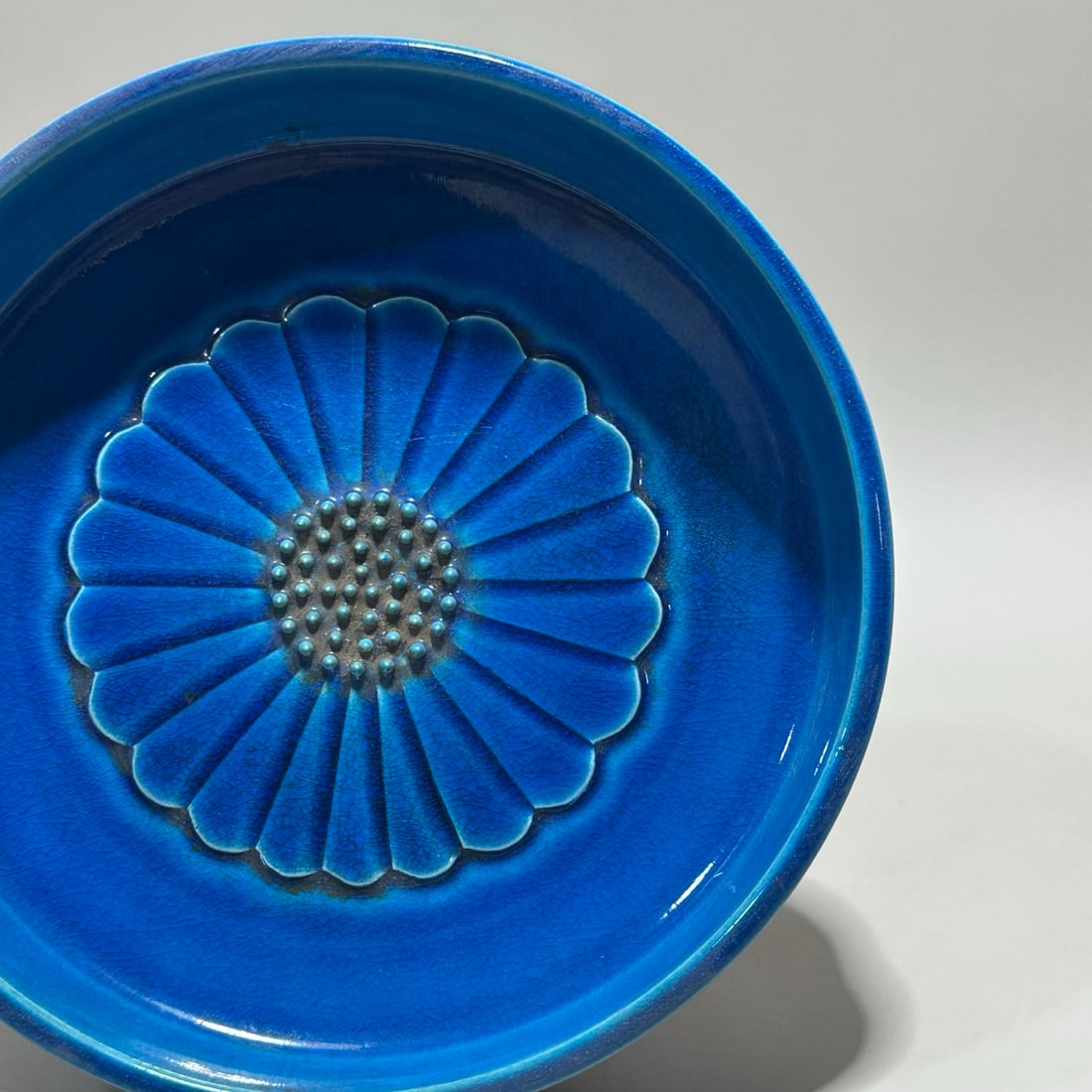 A Exquisite Peacock Blue Glazed Flower Pattern Plate - 4