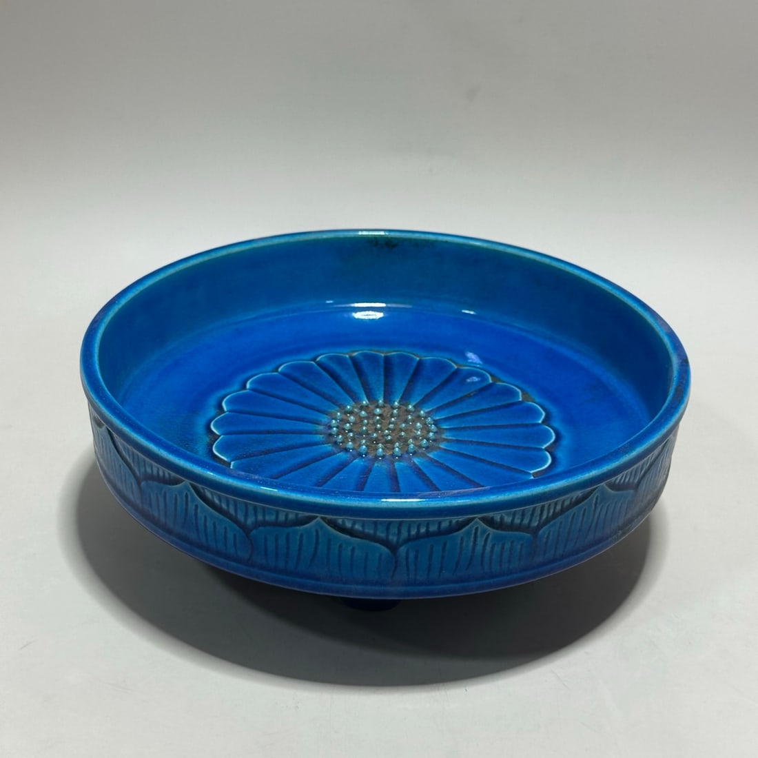 A Exquisite Peacock Blue Glazed Flower Pattern Plate - 5
