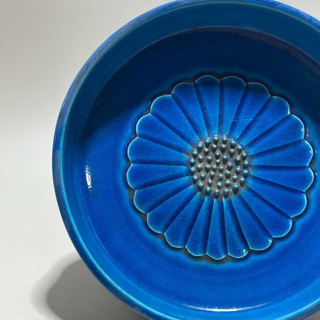 A Exquisite Peacock Blue Glazed Flower Pattern Plate - 6