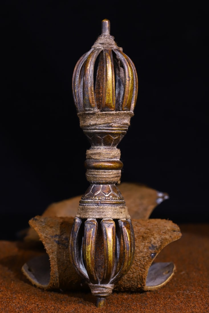 A Exquisite Coppery Base Vajra: A Exquisite Coppery Base Vajra,Qing Dynasty, China,Size:8.1inx2in,Weight:450g 铜胎金刚杵,中国清代