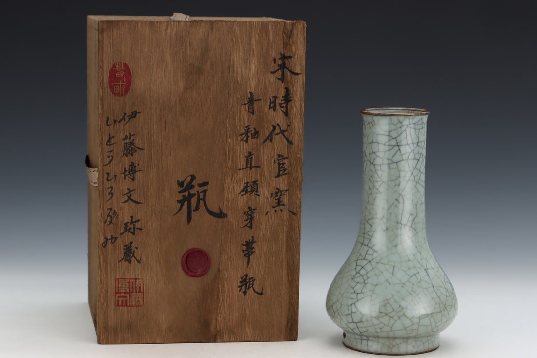 A Exquisite Guan yao Celadon Glazed Vase, with an Imperial Poem by Emperor Qianlong: A Exquisite Guan yao Celadon Glazed Vase, with an Imperial Poem by Emperor Qianlong,Song Dynasty, China,Size:8.1inx4.4in 官窑粉青釉瓶,带乾隆ঐ