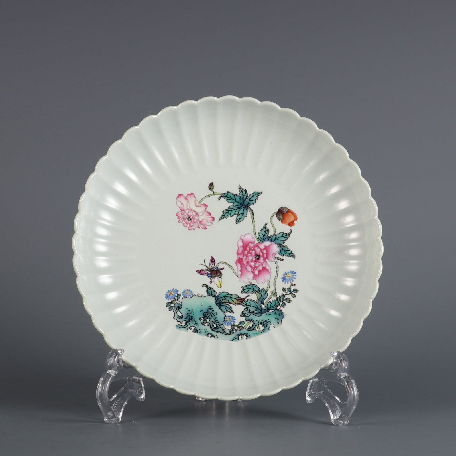 A Exquisite Green Ground Famille-Rose Flower and Butterfly Pattern Plate: A Exquisite Green Ground Famille-Rose Flower and Butterfly Pattern Plate,Qing Dynasty, China,Yongzheng Six-character Mark,Size:1.4inx7.1in 绿地粉彩花卉蝴Ś