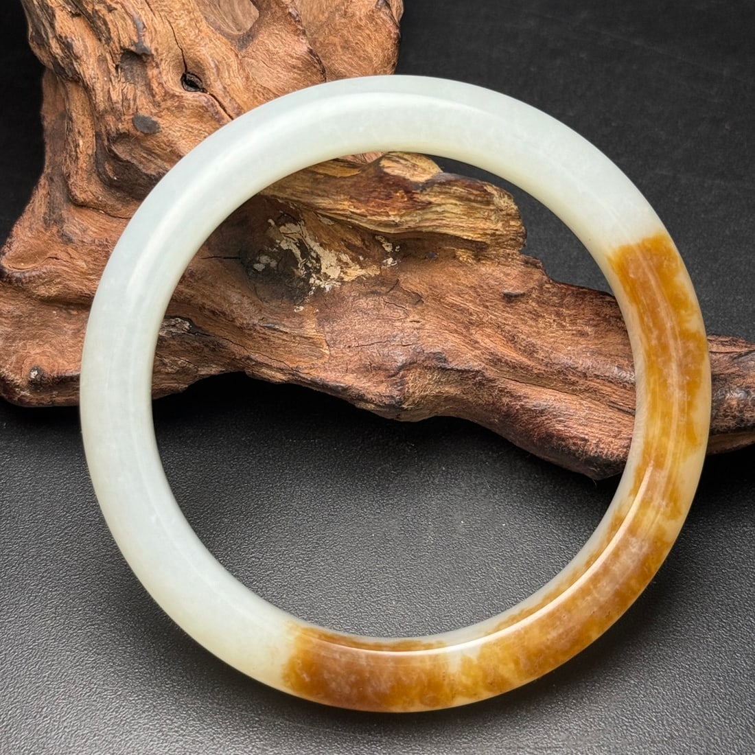 A Exquisite Hotan Jade Bracelets: A Exquisite Hotan Jade Bracelets,Qing Dynasty, China,Size:2.3inx3inx0.4in ,Weight:49g 和田玉手镯,中国清代