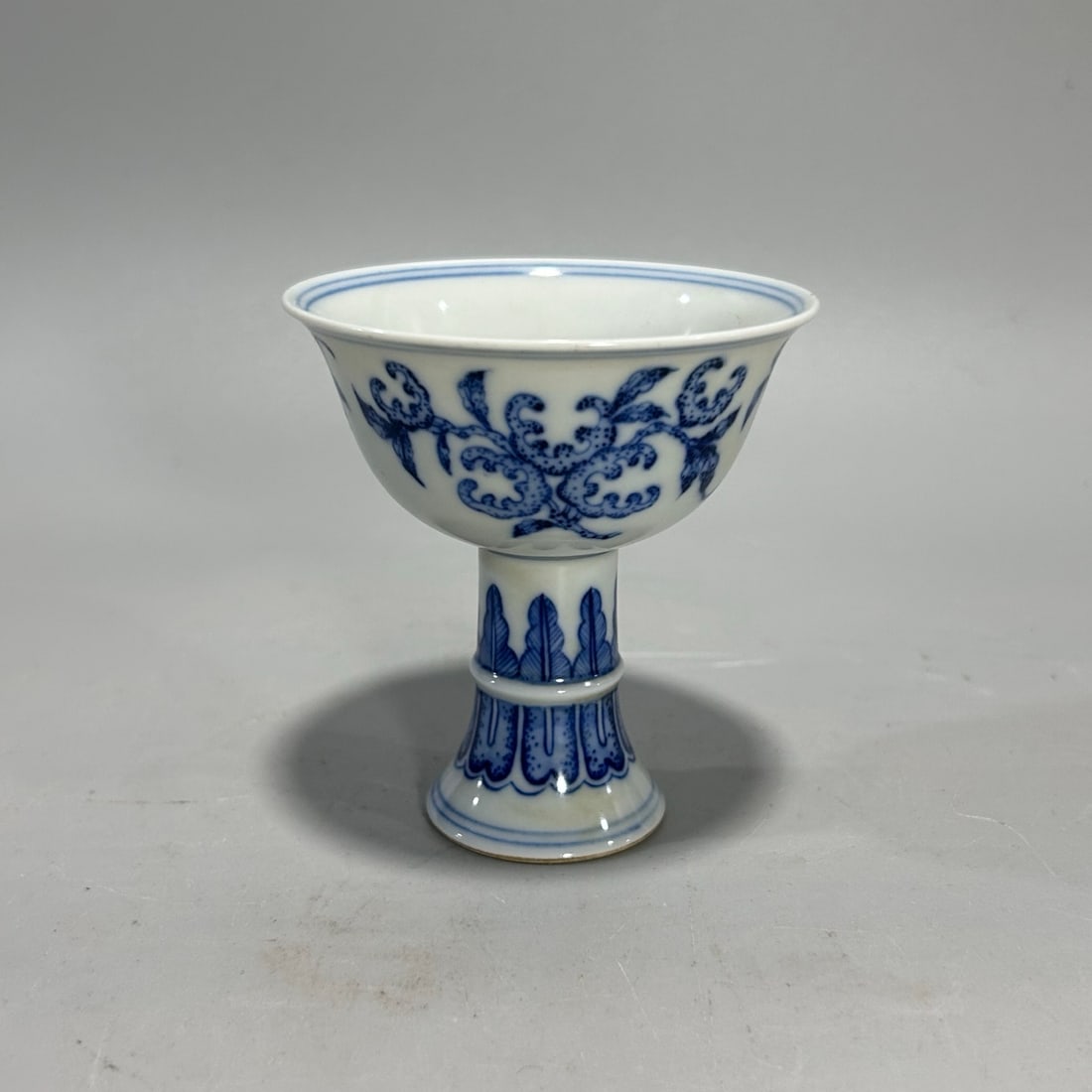 A Exquisite Blue and White Flower Pattern Cup: A Exquisite Blue and White Flower Pattern Cup,Qing Dynasty, China,Yongzheng Six-character Mark,Size:3.5inx3.1in 青花花卉纹杯,中国清代,༔