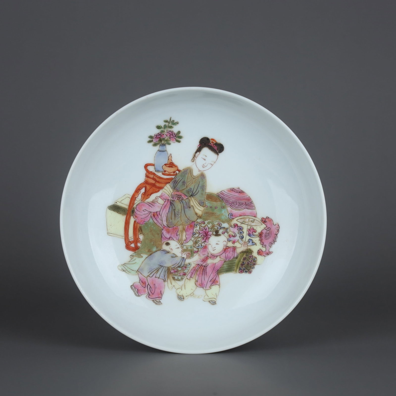 A Exquisite Famille-Rose Figures Pattern Plate: A Exquisite Famille-Rose Figures Pattern Plate,Qing Dynasty, China,Yongzheng Six-character Mark,Size:1.4inx5.9in 粉彩人物纹盘,中国清代,Ƃ