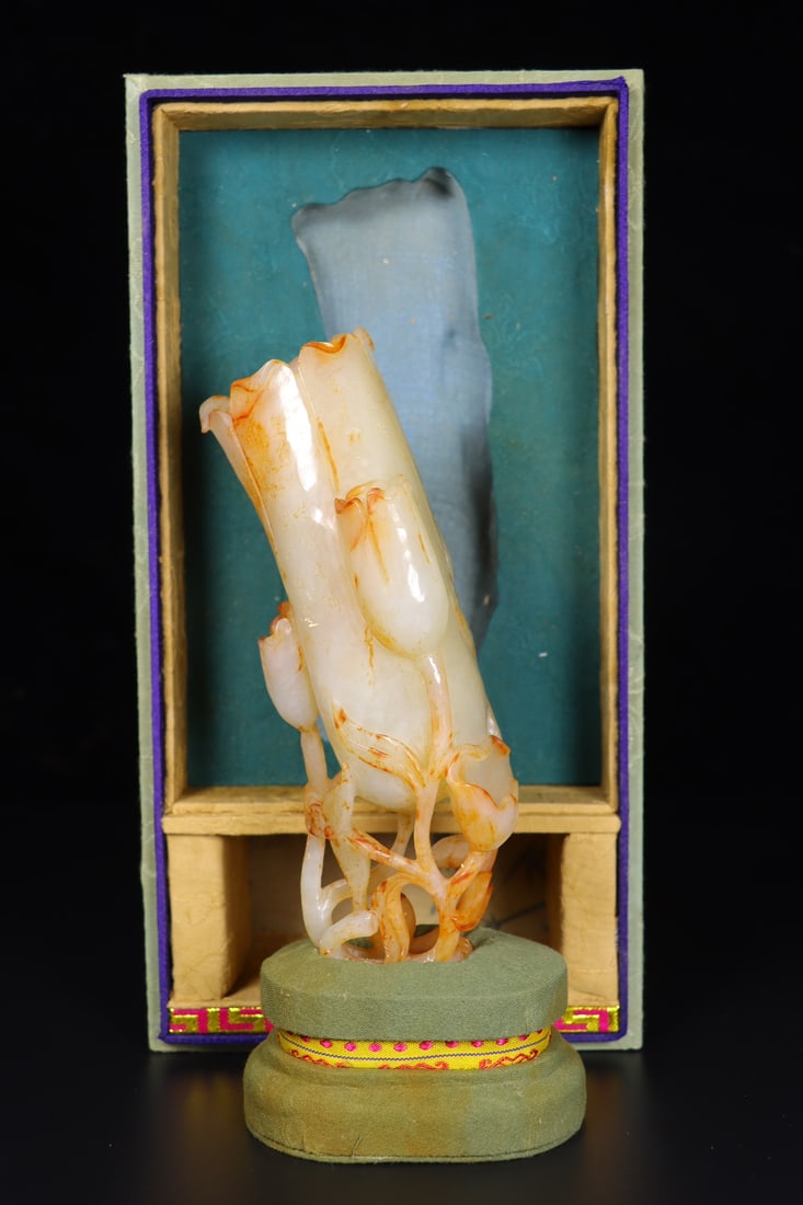 A Exquisite Hotan Jade Flower Ornament: A Exquisite Hotan Jade Flower Ornament,Han Dynasty, China,Size:2.8inx2.4inx7.3in ,Weight:468g 和田玉花卉摆件,中国汉代
