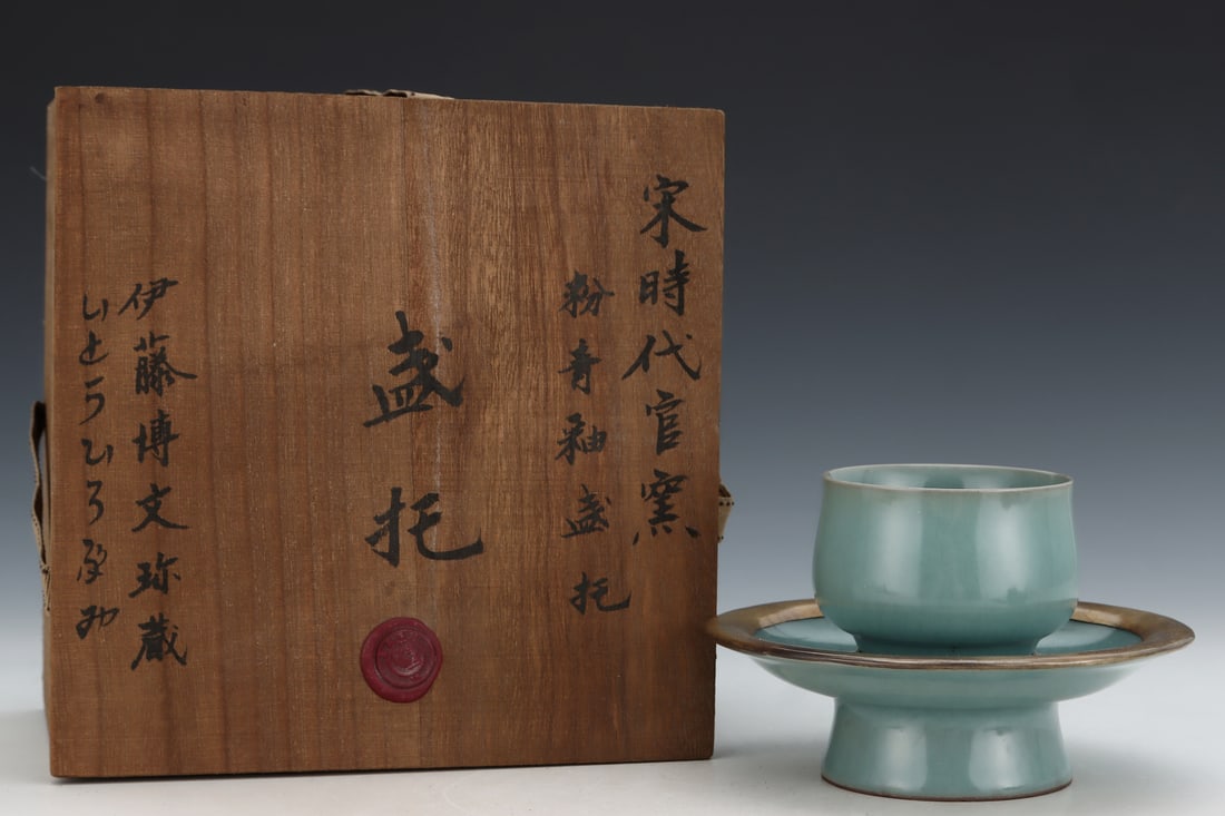 A Set of Exquisite Guan yao Celadon Glazed Cup: A Set of Exquisite Guan yao Celadon Glazed Cup,Song Dynasty, China,With Mark,Size:3.5inx5.9in 一套官窑粉青釉杯,中国宋代,带