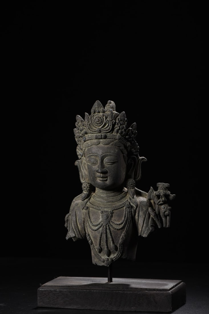 A Exquisite Coppery Statue of Avalokitesvara: A Exquisite Coppery Statue of Avalokitesvara,Han Dynasty, China,Size:8.3inx5.9inx2.8in,Weight:1575g 铜制观音半身像,中国汉代