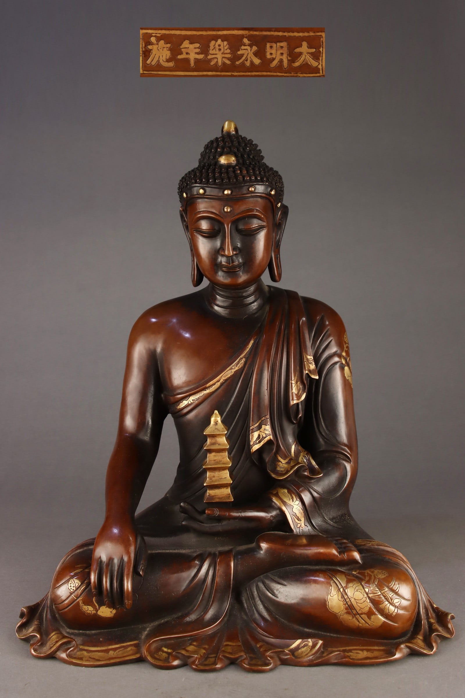 A Exquisite Gilt Bronze Buddha statue Ornament: A Exquisite Gilt Bronze Buddha statue Ornament,Ming Dynasty, China,Yongle Six-character Mark,Size:20.9inx17.3in ,Weight:14100g