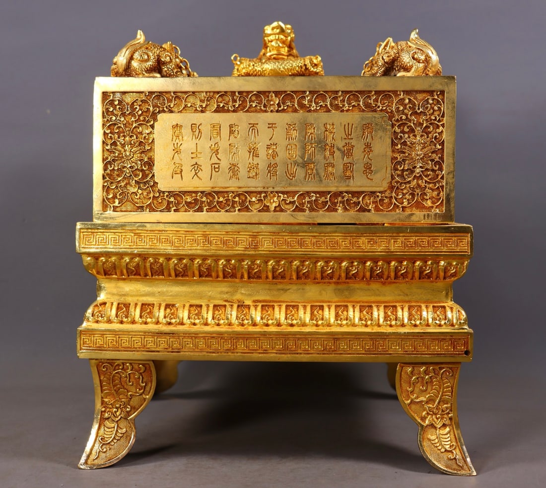 A Exquisite Purple Copper Gilt Dragon Seal: A Exquisite Purple Copper Gilt Dragon Seal,Qing Dynasty, China,Qianlong Four-character Mark,Size:11.8inx10inx10in(Box),3.5inx3.1inx3.1in(LargeSeal),3inx2inx2in(SmallSeal),Weight:16740g 紫铜