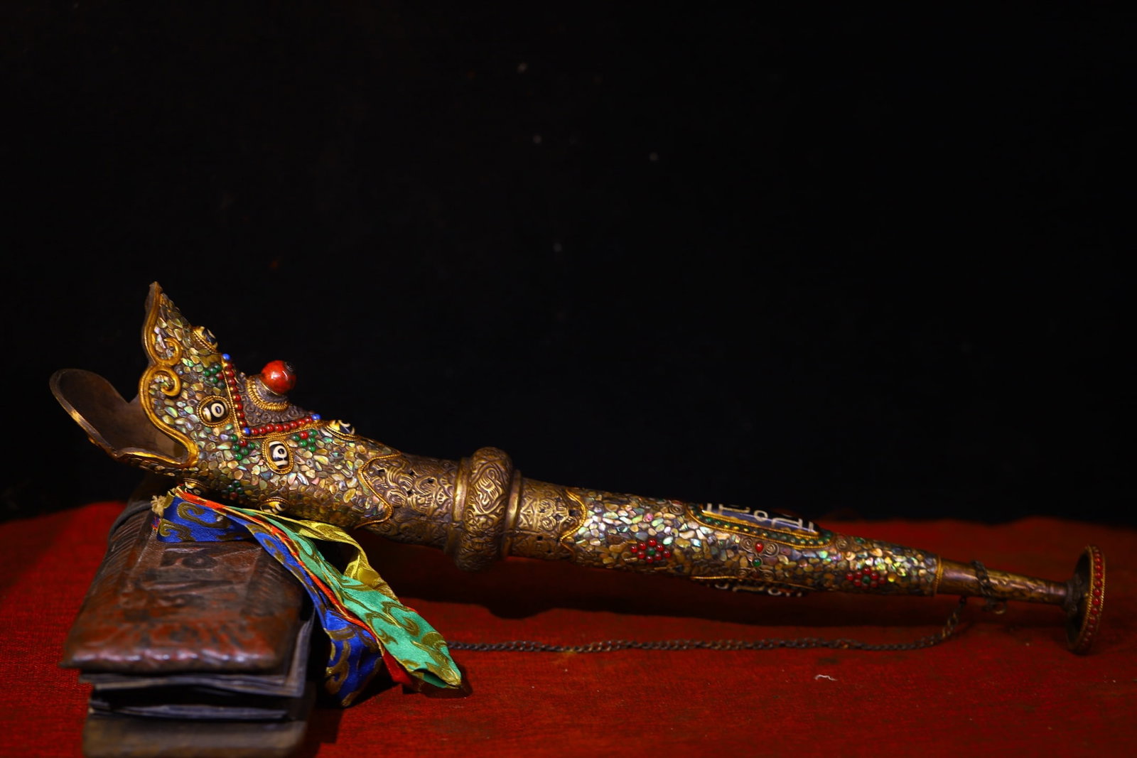 A Exquisite Purple Copper Cloisonne Inlaid Gems Dharma Trumpet: A Exquisite Purple Copper Cloisonne Inlaid Gems Dharma Trumpet,Qing Dynasty, China,Size:20.5inx3.5in,Weight:780g 紫铜掐丝镶嵌宝石法号,ߑ