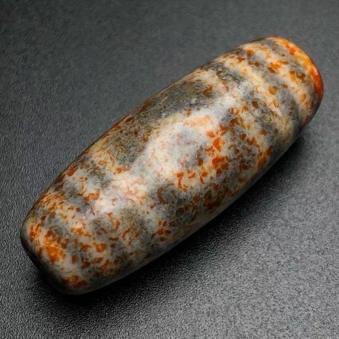 A Exquisite Three-eye Dzi bead: A Exquisite Three-eye Dzi bead,Qing Dynasty, China,Size:1.5inx0.6in,Weight:12.5g 三眼天珠,中国清代