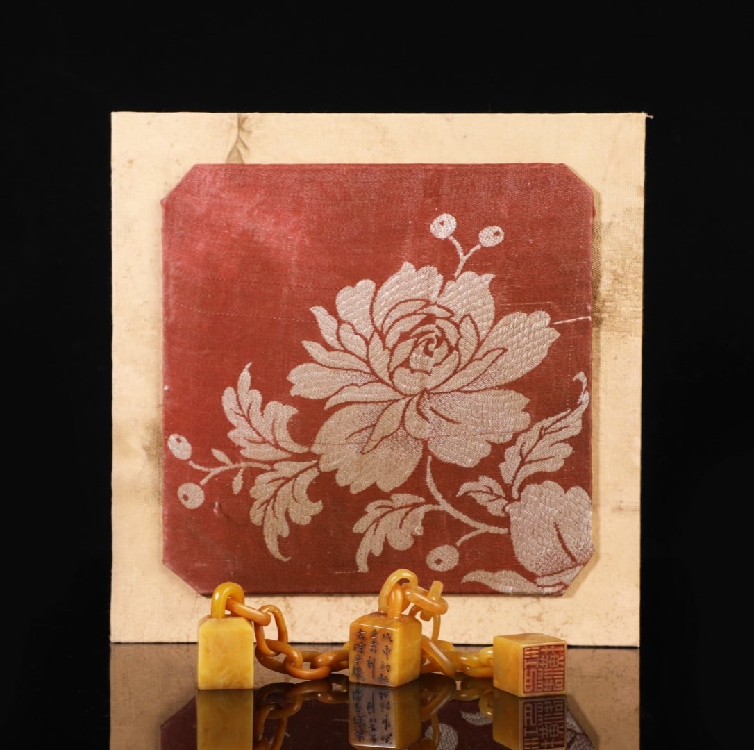 A Exquisite Shoushan Stone Ornament: A Exquisite Shoushan Stone Ornament,Qing Dynasty, China,Size:0.8inx1.4in,Weight:92.5g 寿山石摆件,中国清代