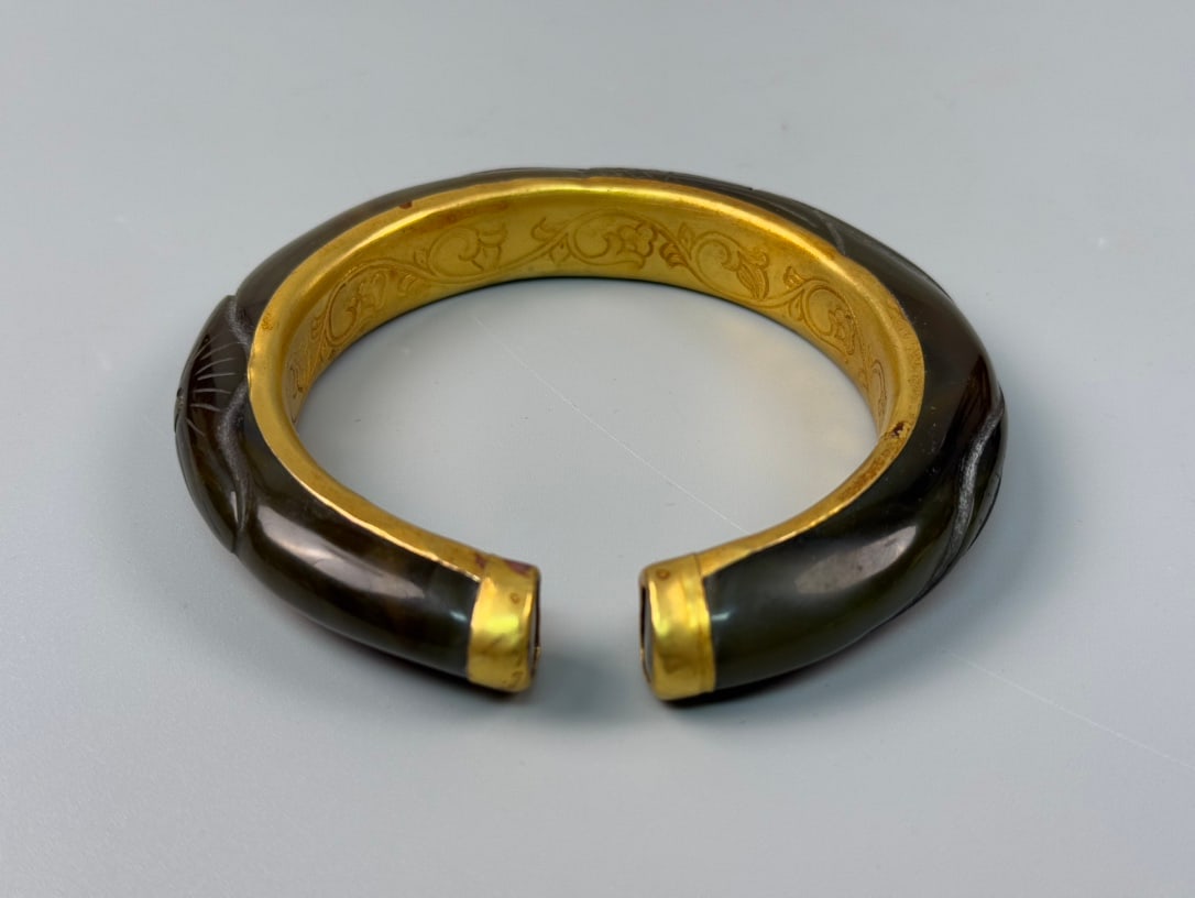 A Exquisite Agate Bracelets: A Exquisite Agate Bracelets,Qing Dynasty, China,Size:4.1inx4.1inx0.6in ,Weight:115g 玛瑙镯,中国清代