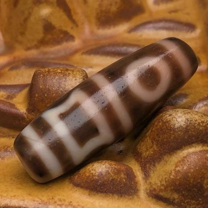 A Exquisite Heaven and Earth Dzi bead: A Exquisite Heaven and Earth Dzi bead,Qing Dynasty, China,Size:1.5inx0.5in,Weight:9.1g 天地天珠,中国清代
