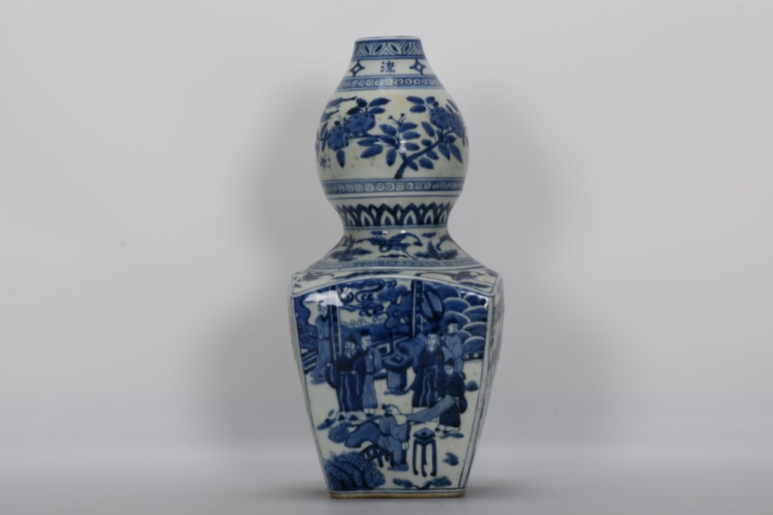A Exquisite Blue and White Figures Pattern Gourd Vase: A Exquisite Blue and White Figures Pattern Gourd Vase,Ming Dynasty, China,Jiajing Four-character Mark,Size:16.5inx7.7inx4.8in 青花人物纹葫芦瓶,中&
