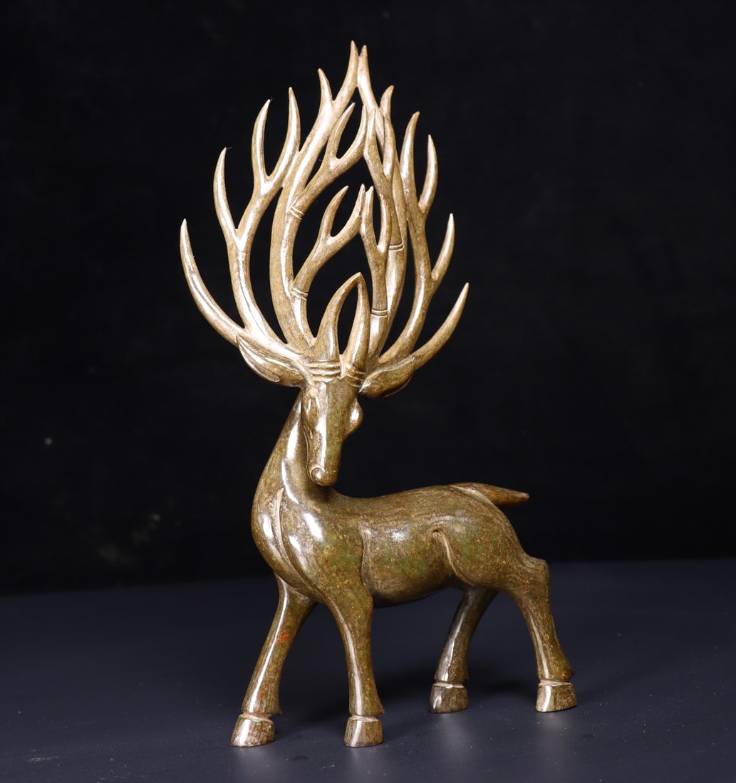 A Exquisite Hotan Jade Deer Ornament: A Exquisite Hotan Jade Deer Ornament,Qing Dynasty, China,Size:4.7inx1.4inx9.4in ,Weight:400g 和田玉鹿摆件,中国清代